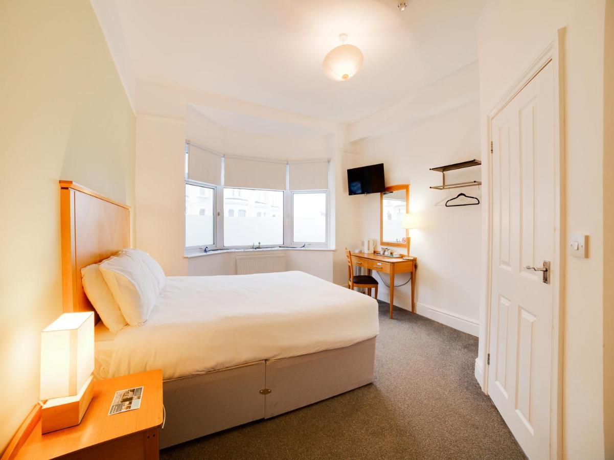 Hotel Sea Breeze Клактън он Сий Екстериор снимка