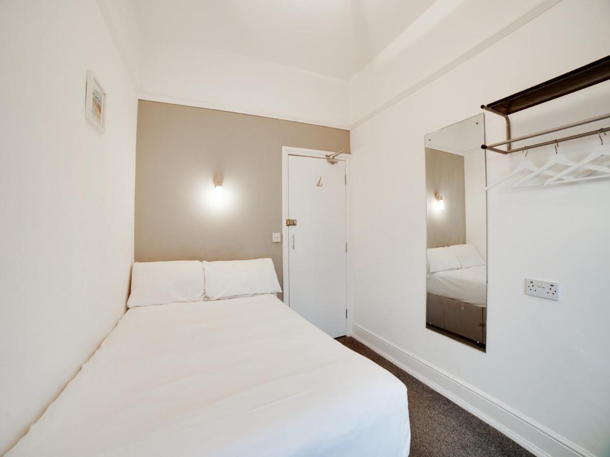 Hotel Sea Breeze Клактън он Сий Екстериор снимка