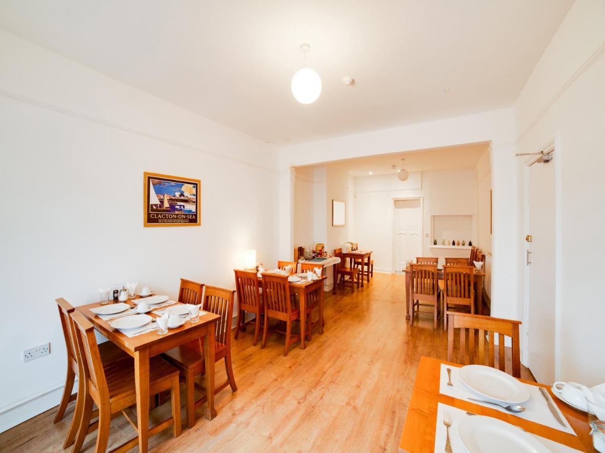 Hotel Sea Breeze Клактън он Сий Екстериор снимка