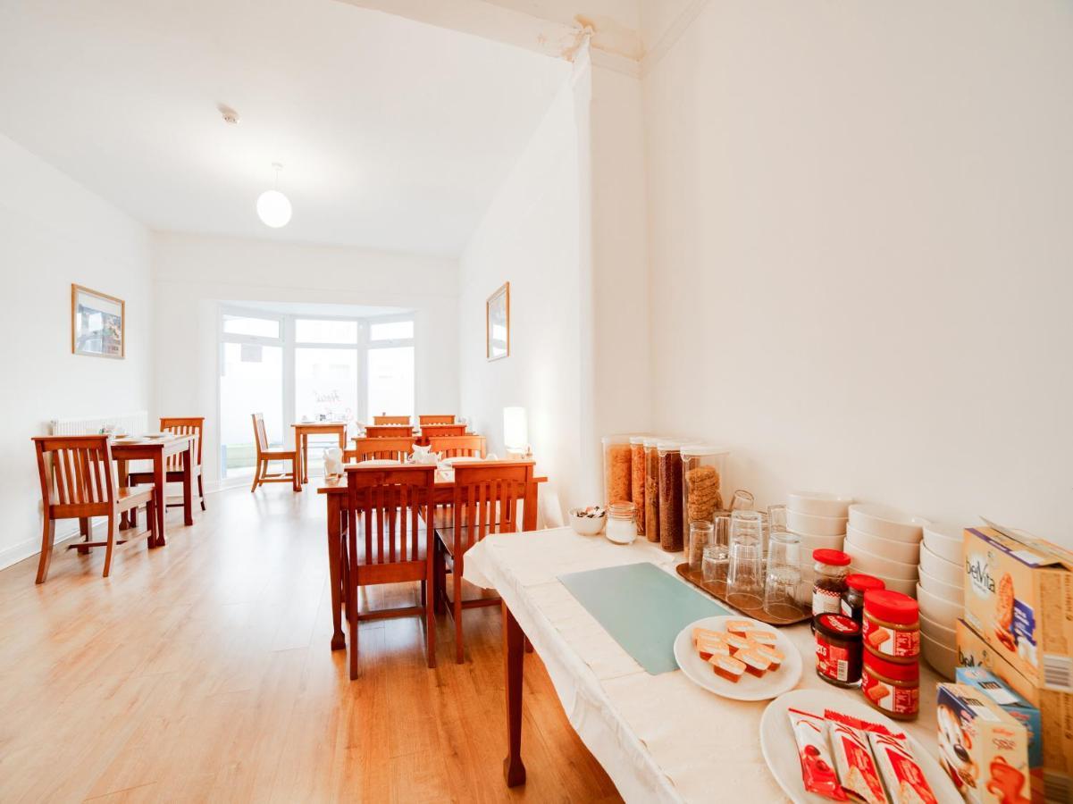 Hotel Sea Breeze Клактън он Сий Екстериор снимка