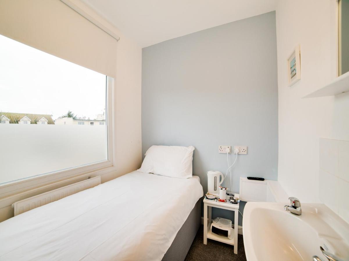 Hotel Sea Breeze Клактън он Сий Екстериор снимка