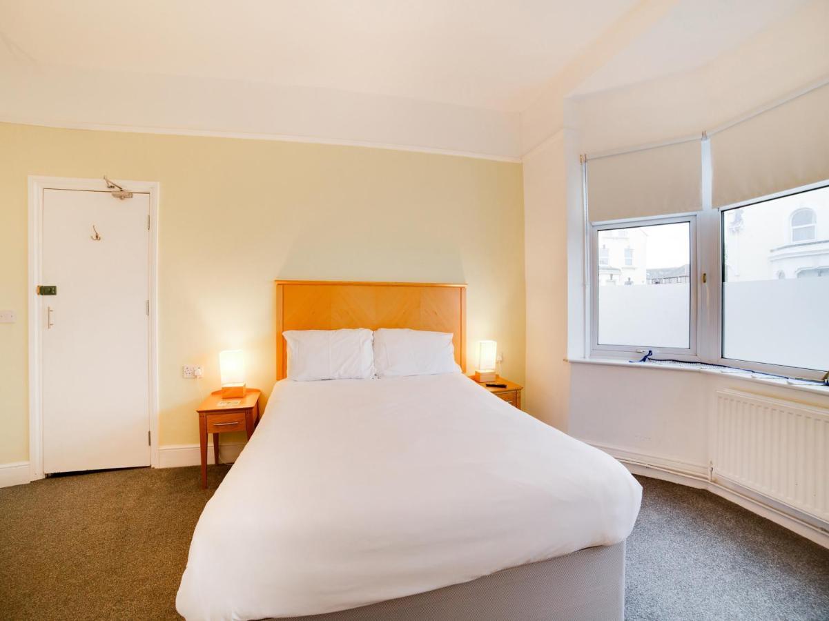 Hotel Sea Breeze Клактън он Сий Екстериор снимка