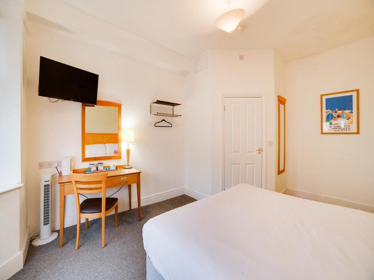 Hotel Sea Breeze Клактън он Сий Екстериор снимка