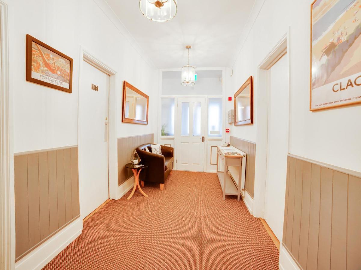Hotel Sea Breeze Клактън он Сий Екстериор снимка