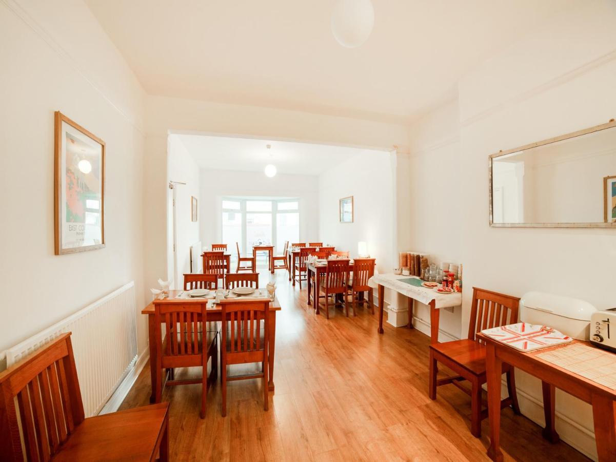Hotel Sea Breeze Клактън он Сий Екстериор снимка