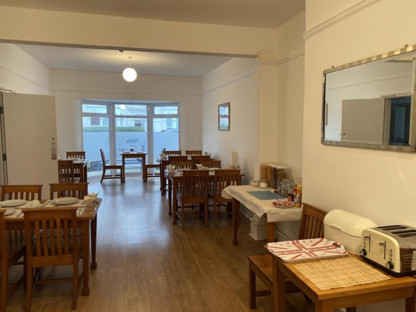 Hotel Sea Breeze Клактън он Сий Екстериор снимка