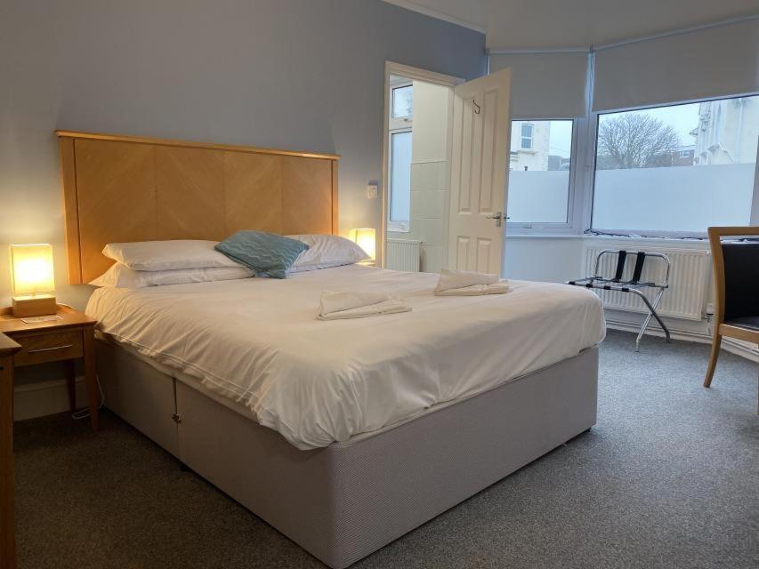 Hotel Sea Breeze Клактън он Сий Екстериор снимка
