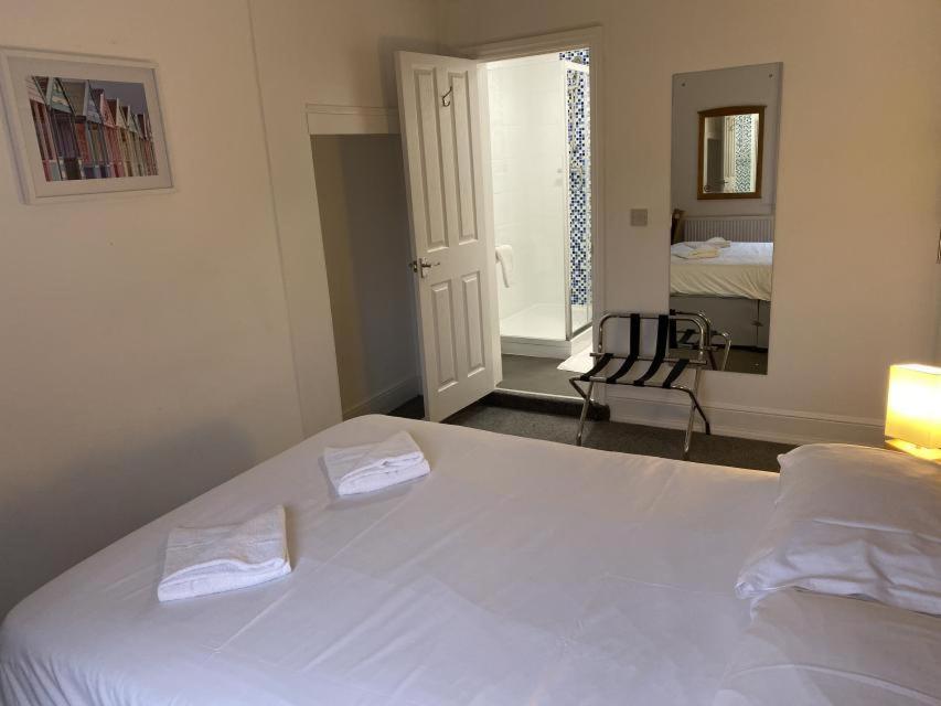 Hotel Sea Breeze Клактън он Сий Екстериор снимка